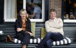 Muiden 7 juli 2024
Marianne Timmer met vriend / date in het cemtrum van Muiden op terras .