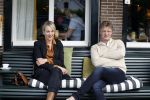 Muiden 7 juli 2024
Marianne Timmer met vriend / date in het cemtrum van Muiden op terras .