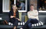 Muiden 7 juli 2024
Marianne Timmer met vriend / date in het cemtrum van Muiden op terras .