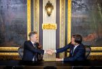 Den Haag 2 juli 2024
Voormaling minister president Mark Rutte geeft de sleutel van het torentje aan de nieuwe minister president  Dick Schoofs en vertrekt op zijn fiets .