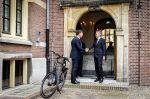 Den Haag 2 juli 2024
Voormaling minister president Mark Rutte geeft de sleutel van het torentje aan de nieuwe minister president  Dick Schoofs en vertrekt op zijn fiets .