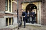 Den Haag 2 juli 2024
Voormaling minister president Mark Rutte geeft de sleutel van het torentje aan de nieuwe minister president  Dick Schoofs en vertrekt op zijn fiets .