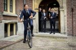 Den Haag 2 juli 2024
Voormaling minister president Mark Rutte geeft de sleutel van het torentje aan de nieuwe minister president  Dick Schoofs en vertrekt op zijn fiets .