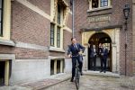 Den Haag 2 juli 2024
Voormaling minister president Mark Rutte geeft de sleutel van het torentje aan de nieuwe minister president  Dick Schoofs en vertrekt op zijn fiets .