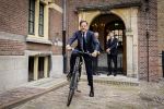 Den Haag 2 juli 2024
Voormaling minister president Mark Rutte geeft de sleutel van het torentje aan de nieuwe minister president  Dick Schoofs en vertrekt op zijn fiets .