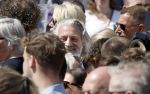 Amsterdam 15 juli 2024
Herdenkingsmonument Peter R. de Vries onthuld in Amsterdam Het kunstwerk bestaat uit twee bronzen handen die in elkaar grijpen en is gemaakt door kunstenares Rini Hurkmans. Burgemeester Femke Halsema en Kelly de Vries spreken tijdens de onthulling van het monument. Humbert Tan presenteert het . Ook zijn vrouw Jaqueline de Vries zoon Royce de Vries (met vrouw ) en Kelly de Vries (met partner) waren natuurlijk aanwezig . Mark Teurlings