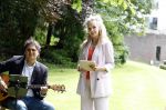 Arnhem 7 juli 2024
Annemarie Bruning en Frits Maeijer trouwen . Hun honden moeder en zoon zijn de getuigen . Marlayne Sahupala in de BAB en zingt verschillende liedjes .