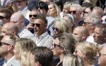 Amsterdam 15 juli 2024
Herdenkingsmonument Peter R. de Vries onthuld in Amsterdam Het kunstwerk bestaat uit twee bronzen handen die in elkaar grijpen en is gemaakt door kunstenares Rini Hurkmans. Burgemeester Femke Halsema en Kelly de Vries spreken tijdens de onthulling van het monument. Humbert Tan presenteert het . Ook zijn vrouw Jaqueline de Vries zoon Royce de Vries (met vrouw ) en Kelly de Vries (met partner) waren natuurlijk aanwezig . Nicolette Kluijver met partner Milan