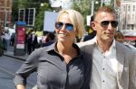 Amsterdam 15 juli 2024
Herdenkingsmonument Peter R. de Vries onthuld in Amsterdam Het kunstwerk bestaat uit twee bronzen handen die in elkaar grijpen en is gemaakt door kunstenares Rini Hurkmans. Burgemeester Femke Halsema en Kelly de Vries spreken tijdens de onthulling van het monument. Humbert Tan presenteert het . Ook zijn vrouw Jaqueline de Vries zoon Royce de Vries (met vrouw ) en Kelly de Vries (met partner) waren natuurlijk aanwezig . Nicolette Kluijver met partner Milan