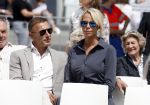 Amsterdam 15 juli 2024
Nicolette Kluijver met haar partner Milan bij onthulling kunstwerk ter nagedachtenis van Peter R de Vries op het Leidse Plein.