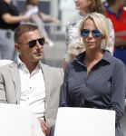 Amsterdam 15 juli 2024
Nicolette Kluijver met haar partner Milan bij onthulling kunstwerk ter nagedachtenis van Peter R de Vries op het Leidse Plein.