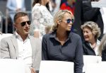 Amsterdam 15 juli 2024
Nicolette Kluijver met haar partner Milan bij onthulling kunstwerk ter nagedachtenis van Peter R de Vries op het Leidse Plein.