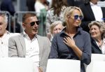 Amsterdam 15 juli 2024
Nicolette Kluijver met haar partner Milan bij onthulling kunstwerk ter nagedachtenis van Peter R de Vries op het Leidse Plein.
