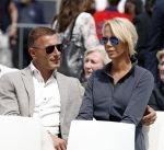 Amsterdam 15 juli 2024
Nicolette Kluijver met haar partner Milan bij onthulling kunstwerk ter nagedachtenis van Peter R de Vries op het Leidse Plein.