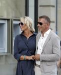 Amsterdam 15 juli 2024
Nicolette Kluijver met haar partner Milan bij onthulling kunstwerk ter nagedachtenis van Peter R de Vries op het Leidse Plein.