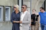 Amsterdam 15 juli 2024
Nicolette Kluijver met haar partner Milan bij onthulling kunstwerk ter nagedachtenis van Peter R de Vries op het Leidse Plein.