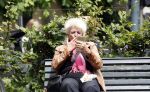 Amsterdam 1 juli 2024
Pamela Teves op de fiets in Amsterdam zuid . Zee eet daarna lekker een broodje en Face timed met iemand