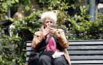 Amsterdam 1 juli 2024
Pamela Teves op de fiets in Amsterdam zuid . Zee eet daarna lekker een broodje en Face timed met iemand