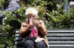 Amsterdam 1 juli 2024
Pamela Teves op de fiets in Amsterdam zuid . Zee eet daarna lekker een broodje en Face timed met iemand