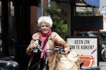 Amsterdam 1 juli 2024
Pamela Teves op de fiets in Amsterdam zuid . Zee eet daarna lekker een broodje en Face timed met iemand