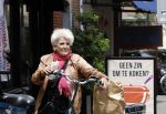 Amsterdam 1 juli 2024
Pamela Teves op de fiets in Amsterdam zuid . Zee eet daarna lekker een broodje en Face timed met iemand