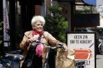 Amsterdam 1 juli 2024
Pamela Teves op de fiets in Amsterdam zuid . Zee eet daarna lekker een broodje en Face timed met iemand
