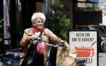 Amsterdam 1 juli 2024
Pamela Teves op de fiets in Amsterdam zuid . Zee eet daarna lekker een broodje en Face timed met iemand