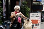 Amsterdam 1 juli 2024
Pamela Teves op de fiets in Amsterdam zuid . Zee eet daarna lekker een broodje en Face timed met iemand