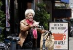 Amsterdam 1 juli 2024
Pamela Teves op de fiets in Amsterdam zuid . Zee eet daarna lekker een broodje en Face timed met iemand