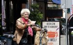 Amsterdam 1 juli 2024
Pamela Teves op de fiets in Amsterdam zuid . Zee eet daarna lekker een broodje en Face timed met iemand