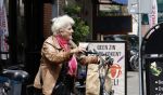 Amsterdam 1 juli 2024
Pamela Teves op de fiets in Amsterdam zuid . Zee eet daarna lekker een broodje en Face timed met iemand