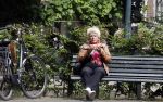 Amsterdam 1 juli 2024
Pamela Teves op de fiets in Amsterdam zuid . Zee eet daarna lekker een broodje en Face timed met iemand
