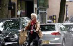 Amsterdam 1 juli 2024
Pamela Teves op de fiets in Amsterdam zuid . Zee eet daarna lekker een broodje en Face timed met iemand
