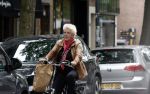 Amsterdam 1 juli 2024
Pamela Teves op de fiets in Amsterdam zuid . Zee eet daarna lekker een broodje en Face timed met iemand