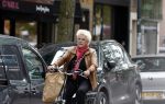 Amsterdam 1 juli 2024
Pamela Teves op de fiets in Amsterdam zuid . Zee eet daarna lekker een broodje en Face timed met iemand