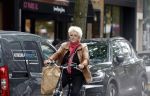 Amsterdam 1 juli 2024
Pamela Teves op de fiets in Amsterdam zuid . Zee eet daarna lekker een broodje en Face timed met iemand