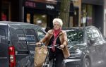 Amsterdam 1 juli 2024
Pamela Teves op de fiets in Amsterdam zuid . Zee eet daarna lekker een broodje en Face timed met iemand