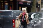 Amsterdam 1 juli 2024
Pamela Teves op de fiets in Amsterdam zuid . Zee eet daarna lekker een broodje en Face timed met iemand