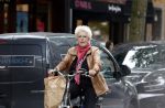 Amsterdam 1 juli 2024
Pamela Teves op de fiets in Amsterdam zuid . Zee eet daarna lekker een broodje en Face timed met iemand