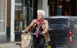 Amsterdam 1 juli 2024
Pamela Teves op de fiets in Amsterdam zuid . Zee eet daarna lekker een broodje en Face timed met iemand