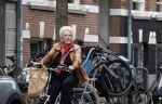 Amsterdam 1 juli 2024
Pamela Teves op de fiets in Amsterdam zuid . Zee eet daarna lekker een broodje en Face timed met iemand