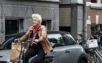 Amsterdam 1 juli 2024
Pamela Teves op de fiets in Amsterdam zuid . Zee eet daarna lekker een broodje en Face timed met iemand
