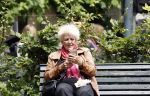 Amsterdam 1 juli 2024
Pamela Teves op de fiets in Amsterdam zuid . Zee eet daarna lekker een broodje en Face timed met iemand