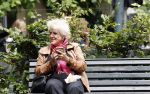 Amsterdam 1 juli 2024
Pamela Teves op de fiets in Amsterdam zuid . Zee eet daarna lekker een broodje en Face timed met iemand