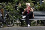 Amsterdam 1 juli 2024
Pamela Teves op de fiets in Amsterdam zuid . Zee eet daarna lekker een broodje en Face timed met iemand