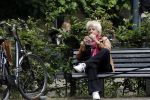 Amsterdam 1 juli 2024
Pamela Teves op de fiets in Amsterdam zuid . Zee eet daarna lekker een broodje en Face timed met iemand