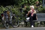 Amsterdam 1 juli 2024
Pamela Teves op de fiets in Amsterdam zuid . Zee eet daarna lekker een broodje en Face timed met iemand