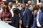 Amsterdam 15 juli 2024
Herdenkingsmonument Peter R. de Vries onthuld in Amsterdam Het kunstwerk bestaat uit twee bronzen handen die in elkaar grijpen en is gemaakt door kunstenares Rini Hurkmans. Burgemeester Femke Halsema en Kelly de Vries spreken tijdens de onthulling van het monument. Humbert Tan presenteert het . Ook zijn vrouw Jaqueline de Vries zoon Royce de Vries (met vrouw ) en Kelly de Vries (met partner) waren natuurlijk aanwezig . Patrick Kluivert en zijn vrouw Rossana Kluivert