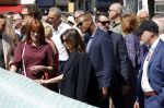 Amsterdam 15 juli 2024
Herdenkingsmonument Peter R. de Vries onthuld in Amsterdam Het kunstwerk bestaat uit twee bronzen handen die in elkaar grijpen en is gemaakt door kunstenares Rini Hurkmans. Burgemeester Femke Halsema en Kelly de Vries spreken tijdens de onthulling van het monument. Humbert Tan presenteert het . Ook zijn vrouw Jaqueline de Vries zoon Royce de Vries (met vrouw ) en Kelly de Vries (met partner) waren natuurlijk aanwezig . Patrick Kluivert en zijn vrouw Rossana Kluivert