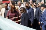 Amsterdam 15 juli 2024
Herdenkingsmonument Peter R. de Vries onthuld in Amsterdam Het kunstwerk bestaat uit twee bronzen handen die in elkaar grijpen en is gemaakt door kunstenares Rini Hurkmans. Burgemeester Femke Halsema en Kelly de Vries spreken tijdens de onthulling van het monument. Humbert Tan presenteert het . Ook zijn vrouw Jaqueline de Vries zoon Royce de Vries (met vrouw ) en Kelly de Vries (met partner) waren natuurlijk aanwezig . Patrick Kluivert en zijn vrouw Rossana Kluivert